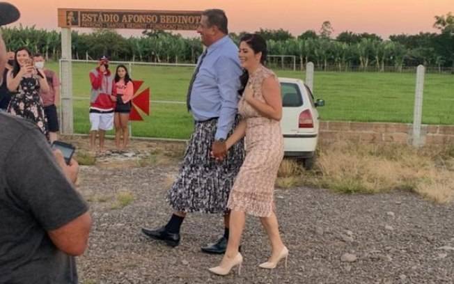 Prefeito veste saia em cerimônia de posse para pagar promessa de campanha.